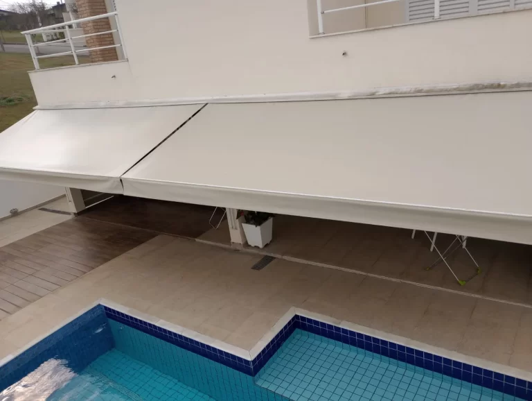 Toldo articulado em área gourmet de residência em Alphaville