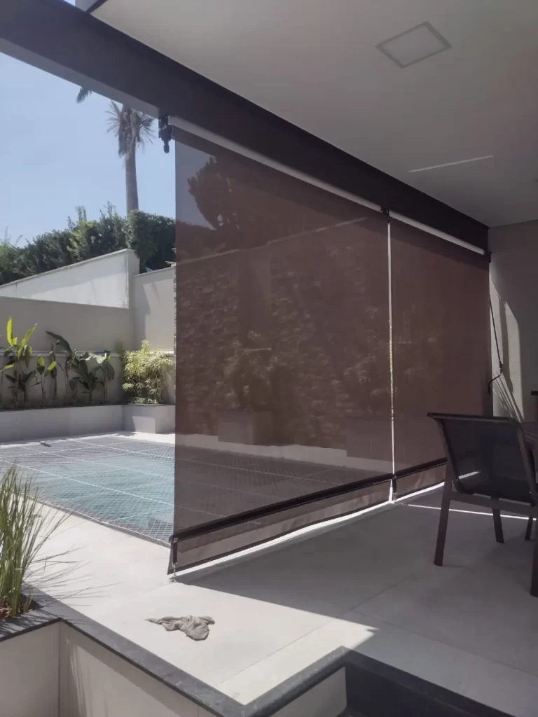 Detalhe de cortina externa com tela screen