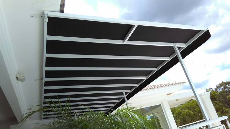 Detalhe da estrutura e da lona acrílica em toldo fixo