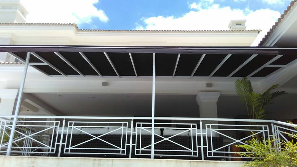 Toldo fixo em lona acrílica protegendo quintal