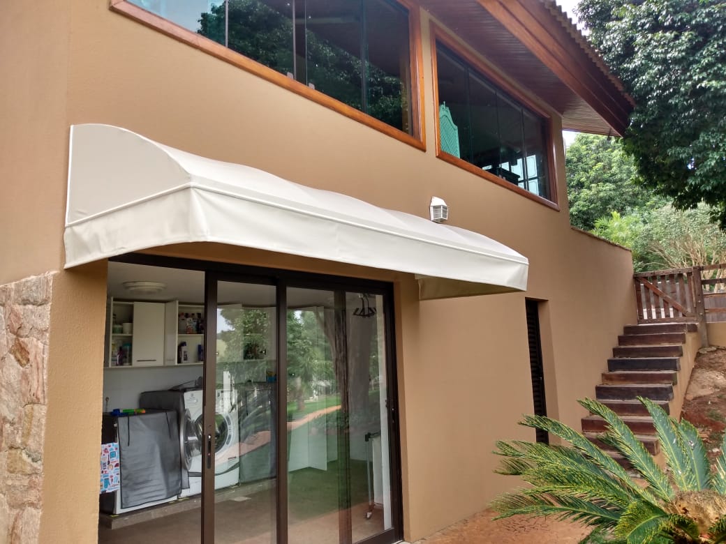 Toldo fixo em lona acrílica sobre área externa